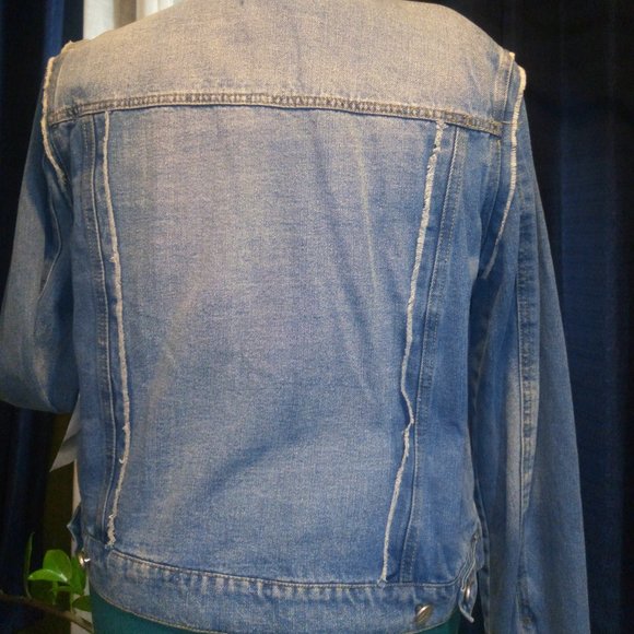 NWT Crave Fame Denim Jacket with Raw Edge Detail Sz L - Picture 11 of 15